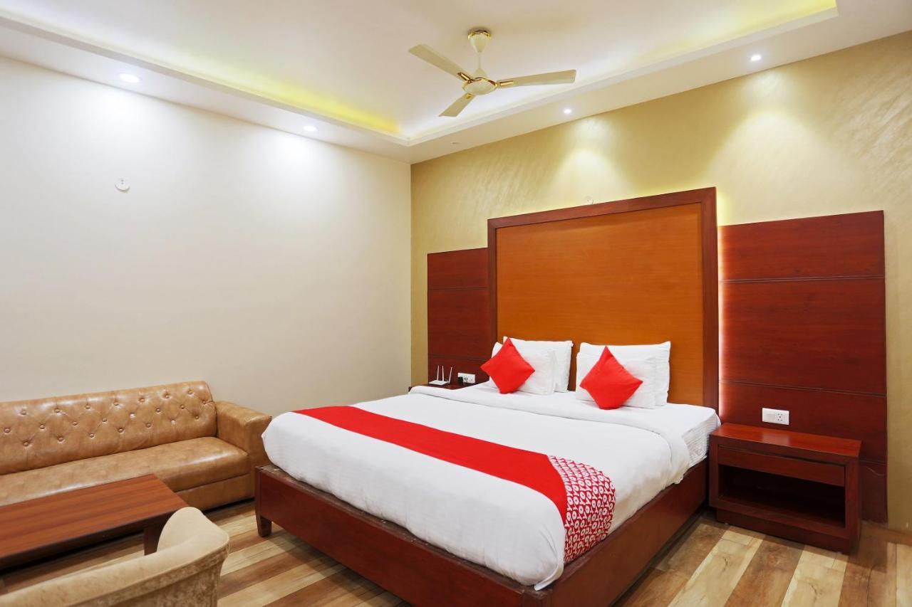 Capital O Green Palms Near Jhilmil Metro Station Hotel New Delhi Eksteriør billede