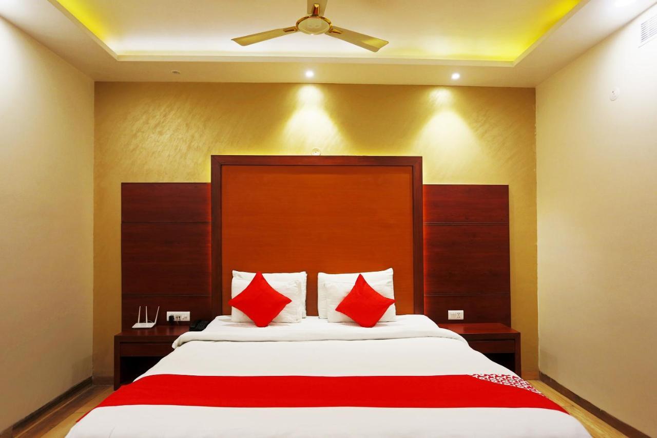 Capital O Green Palms Near Jhilmil Metro Station Hotel New Delhi Eksteriør billede