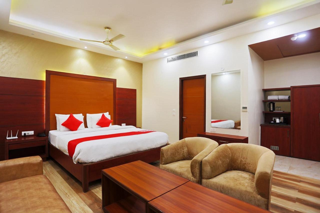 Capital O Green Palms Near Jhilmil Metro Station Hotel New Delhi Eksteriør billede