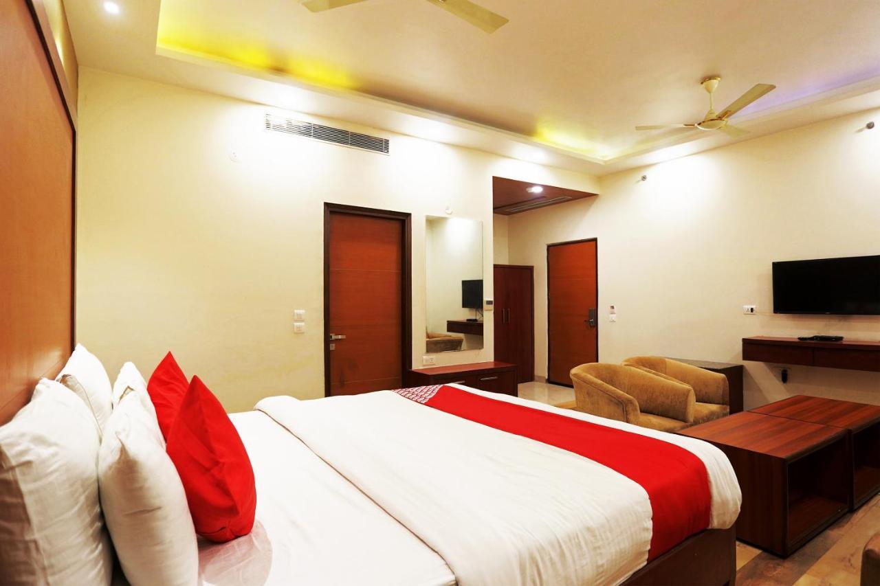 Capital O Green Palms Near Jhilmil Metro Station Hotel New Delhi Eksteriør billede