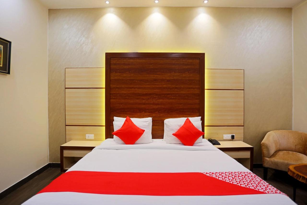 Capital O Green Palms Near Jhilmil Metro Station Hotel New Delhi Eksteriør billede