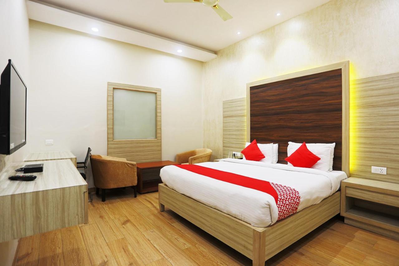 Capital O Green Palms Near Jhilmil Metro Station Hotel New Delhi Eksteriør billede