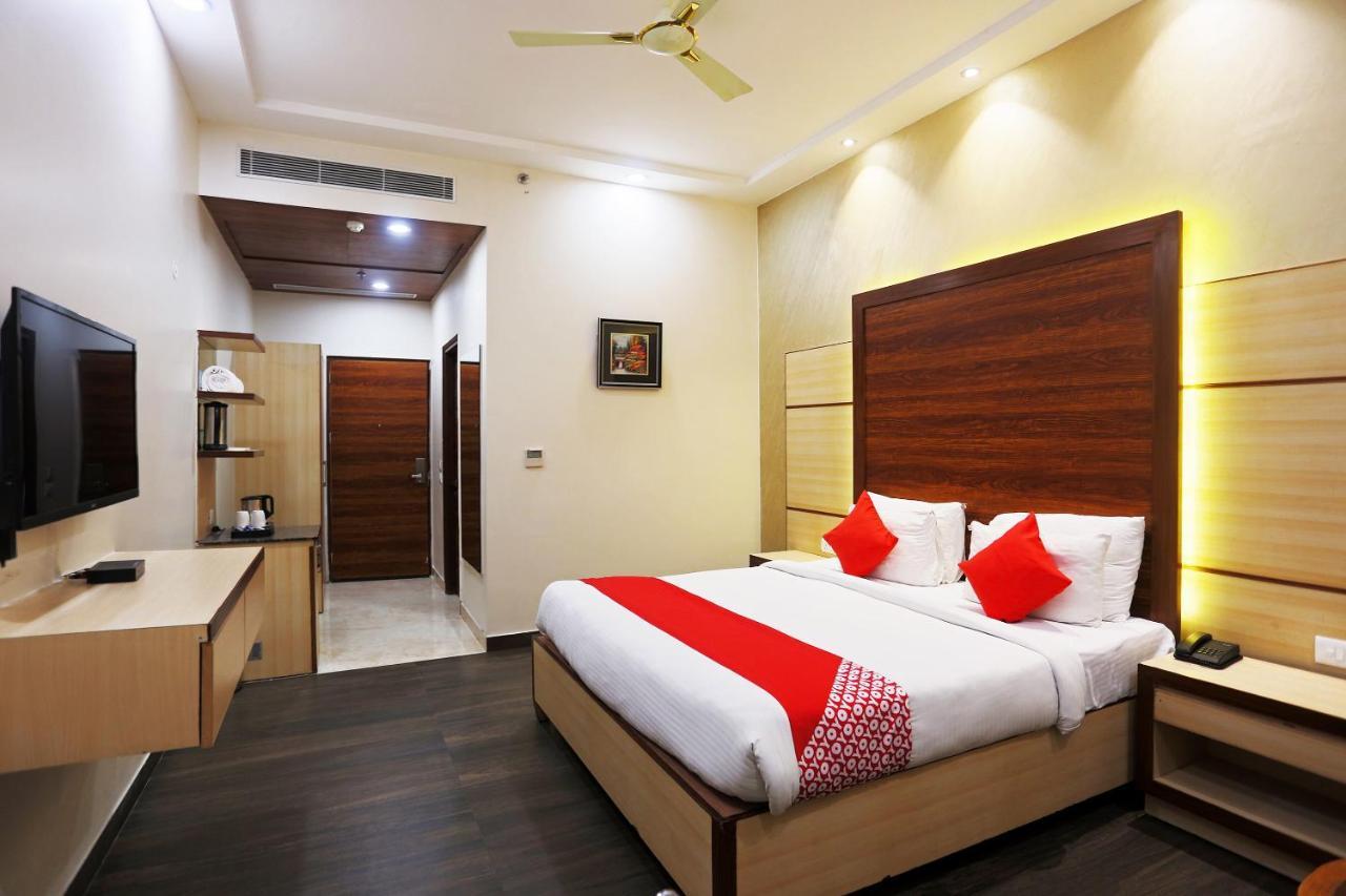 Capital O Green Palms Near Jhilmil Metro Station Hotel New Delhi Eksteriør billede