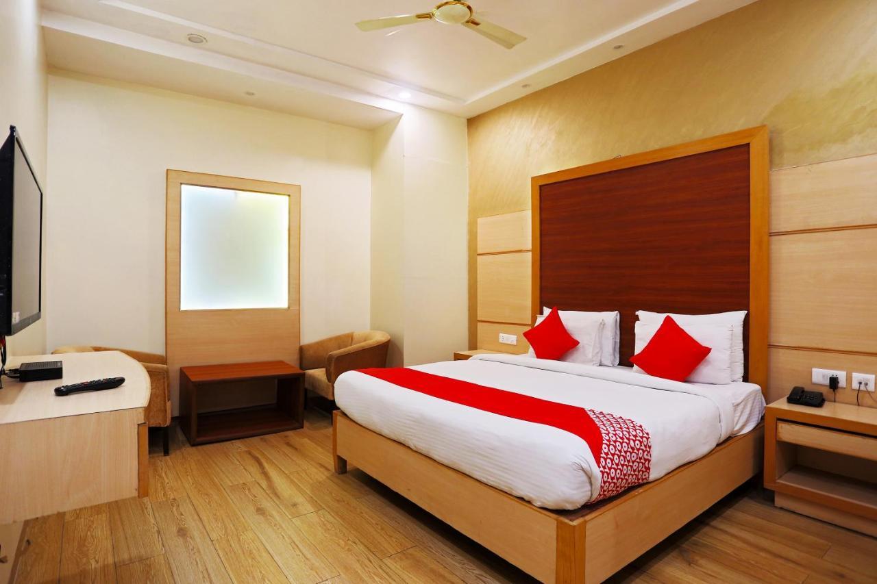 Capital O Green Palms Near Jhilmil Metro Station Hotel New Delhi Eksteriør billede